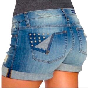 Rock & Republic Jean Shorts Bumper Short
Accent Metal Star Sz 6
